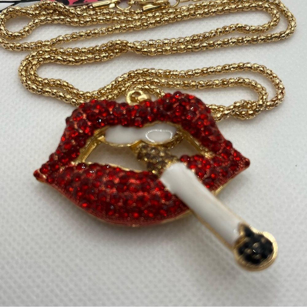 NECKLACE! Betsey Johnson Sexy Red Lips with Cigarette (black tip) BNWT - Picture 4 of 6